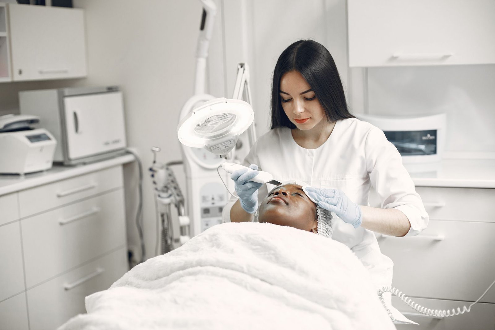 Aesthetician performing a professional microneedling treatment.